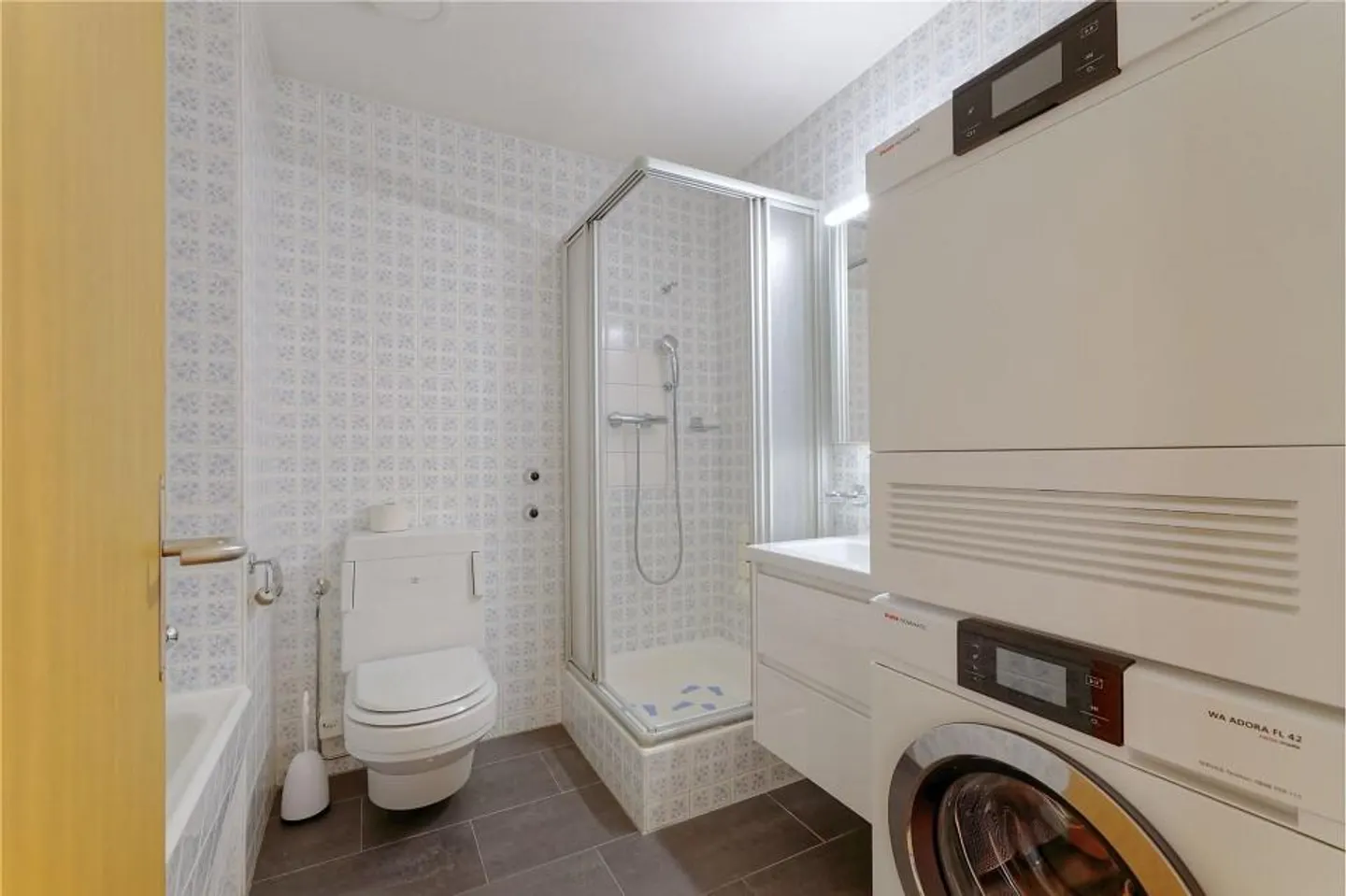 Stylish 4½-room apartment with heated hobby room in a popular location - Photo 12 of 13