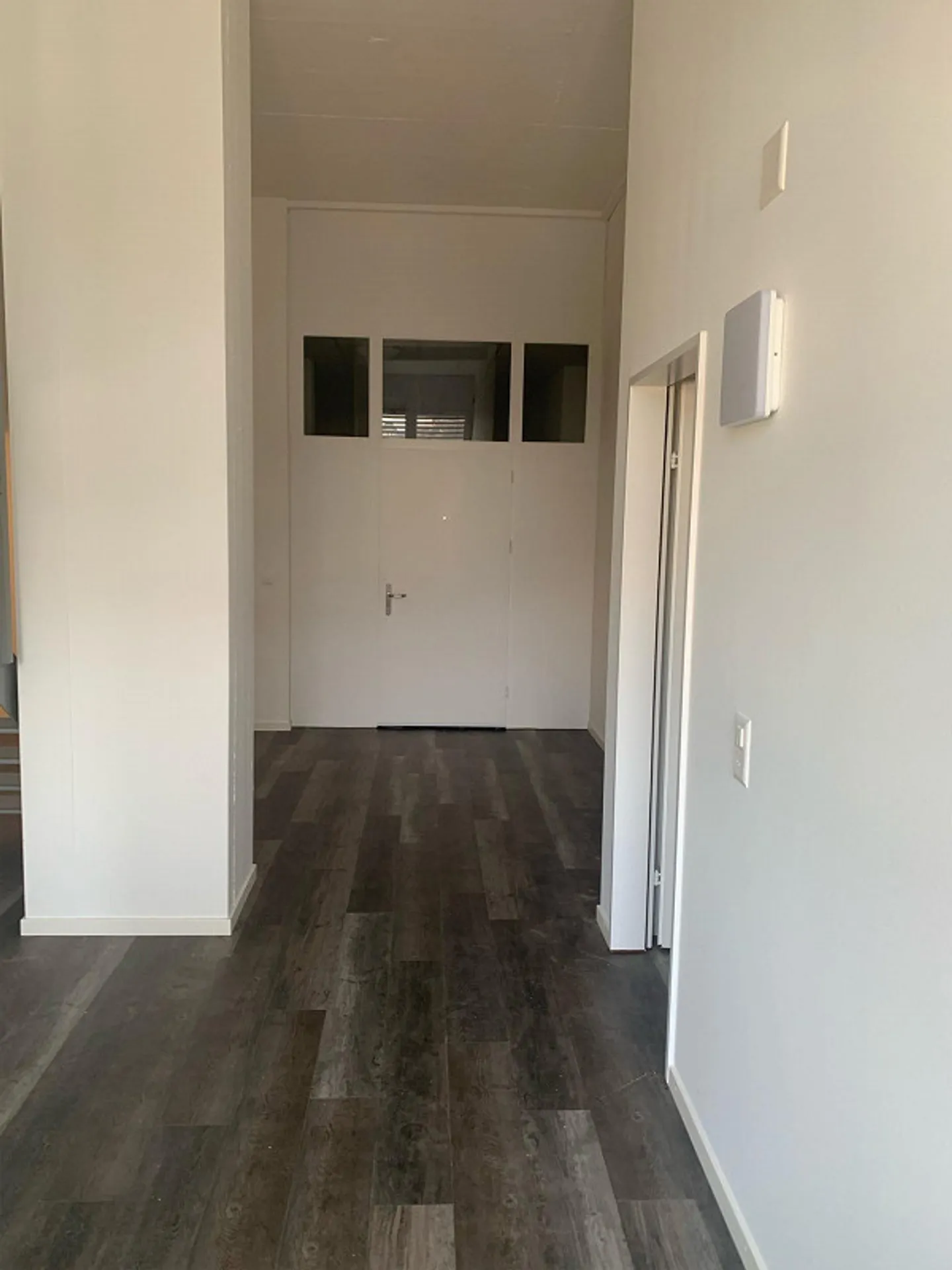 Appartement en loft rénové sur deux niveaux avec touche industrielle - Photo 2 sur 4