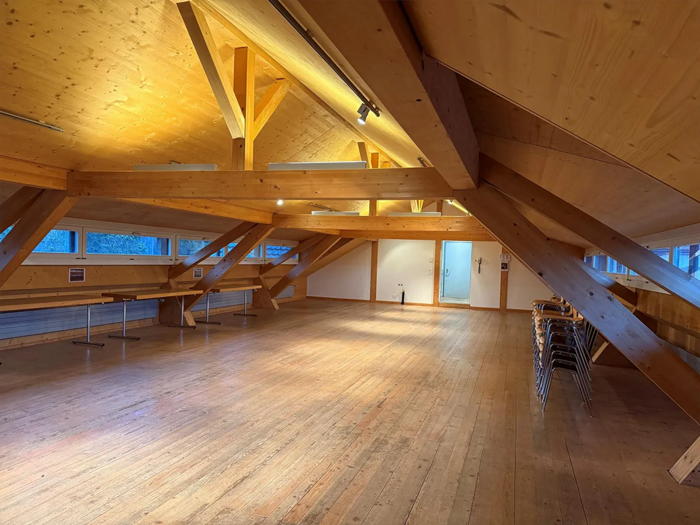 Spazio commerciale (140m2) utilizzabile in modo versatile (ufficio, atelier, sala da ballo, ecc.) - Foto 3 di 4