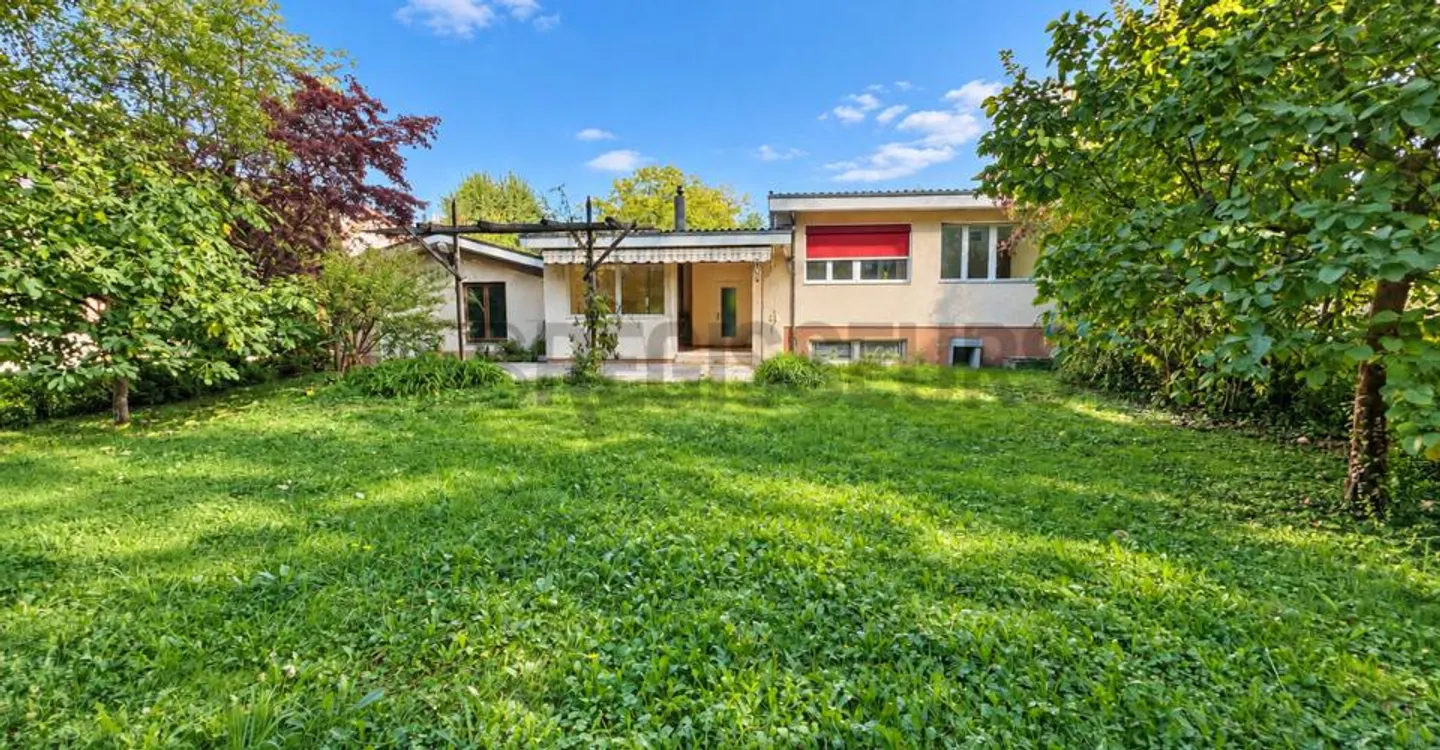 Charmante Familienvilla mit großem Garten und Garage - Foto 1 von 4