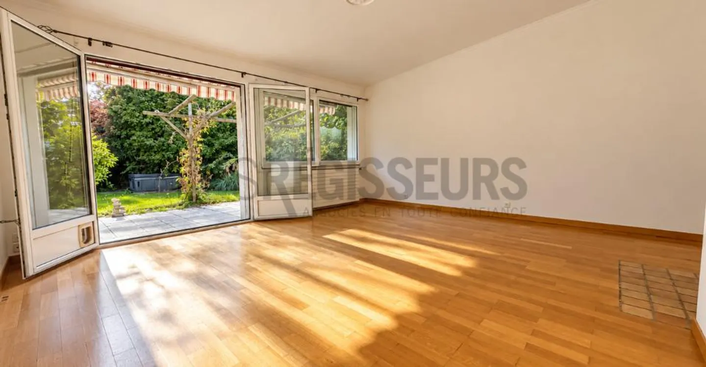 Charmante Familienvilla mit großem Garten und Garage - Foto 2 von 4