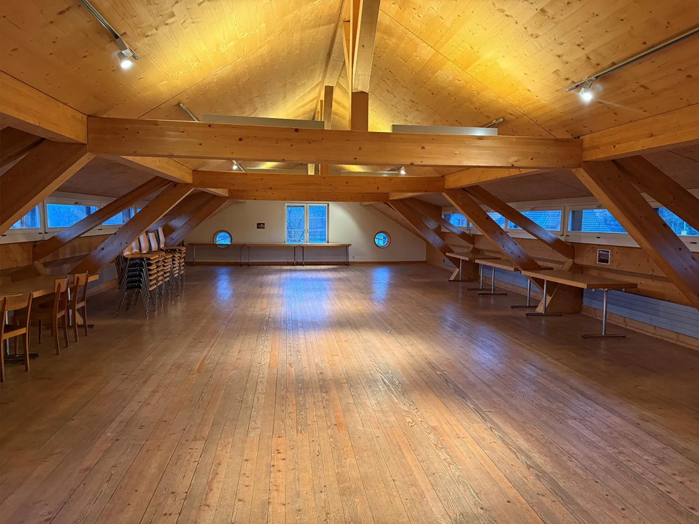 Spazio commerciale (140m2) utilizzabile in modo versatile (ufficio, atelier, sala da ballo, ecc.) - Foto 2 di 4