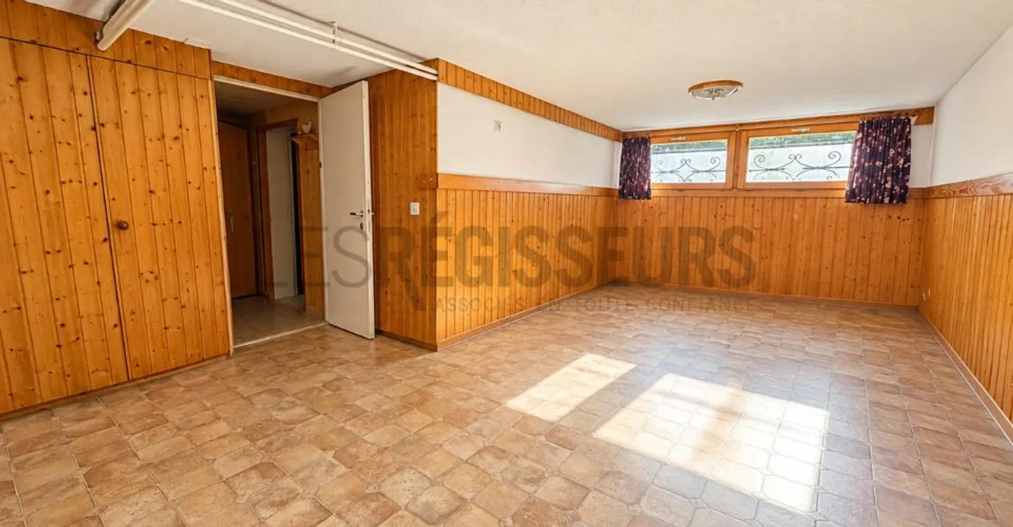 Charmante Familienvilla mit großem Garten und Garage - Foto 4 von 4