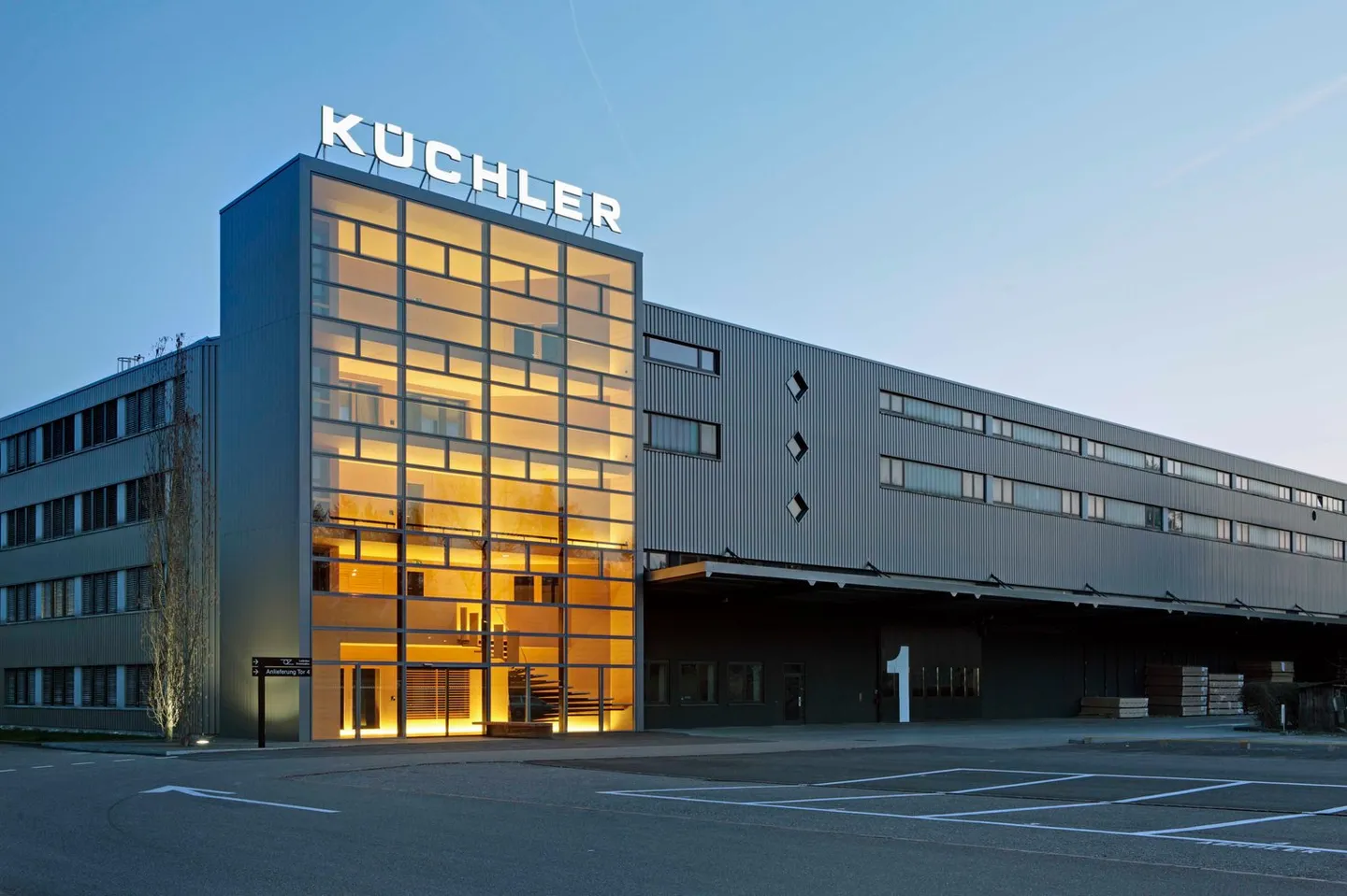 Rent 800 m2 storage space on the outskirts of Zurich - Photo 1 of 2