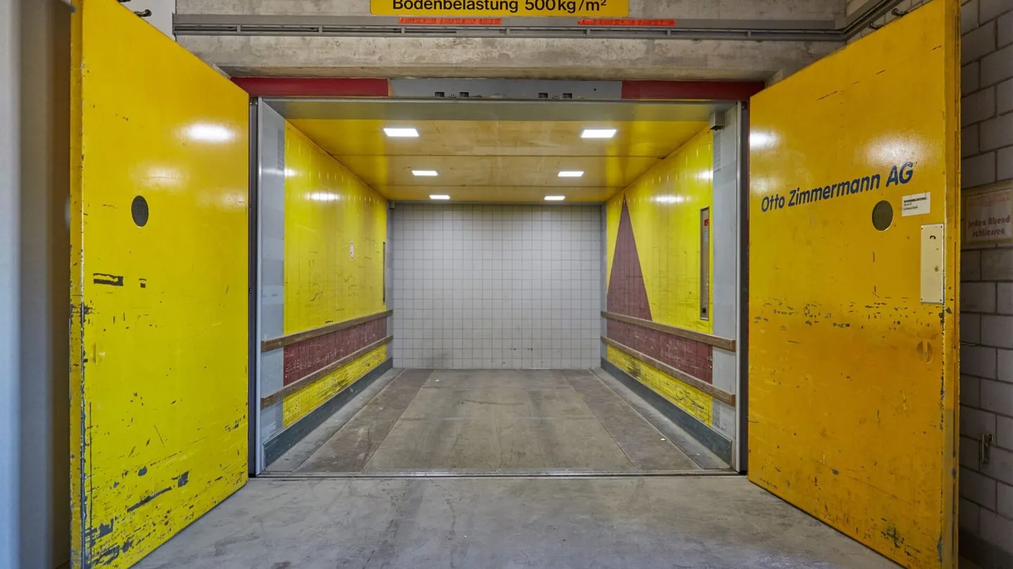 Rent 800 m2 storage space on the outskirts of Zurich - Photo 2 of 2