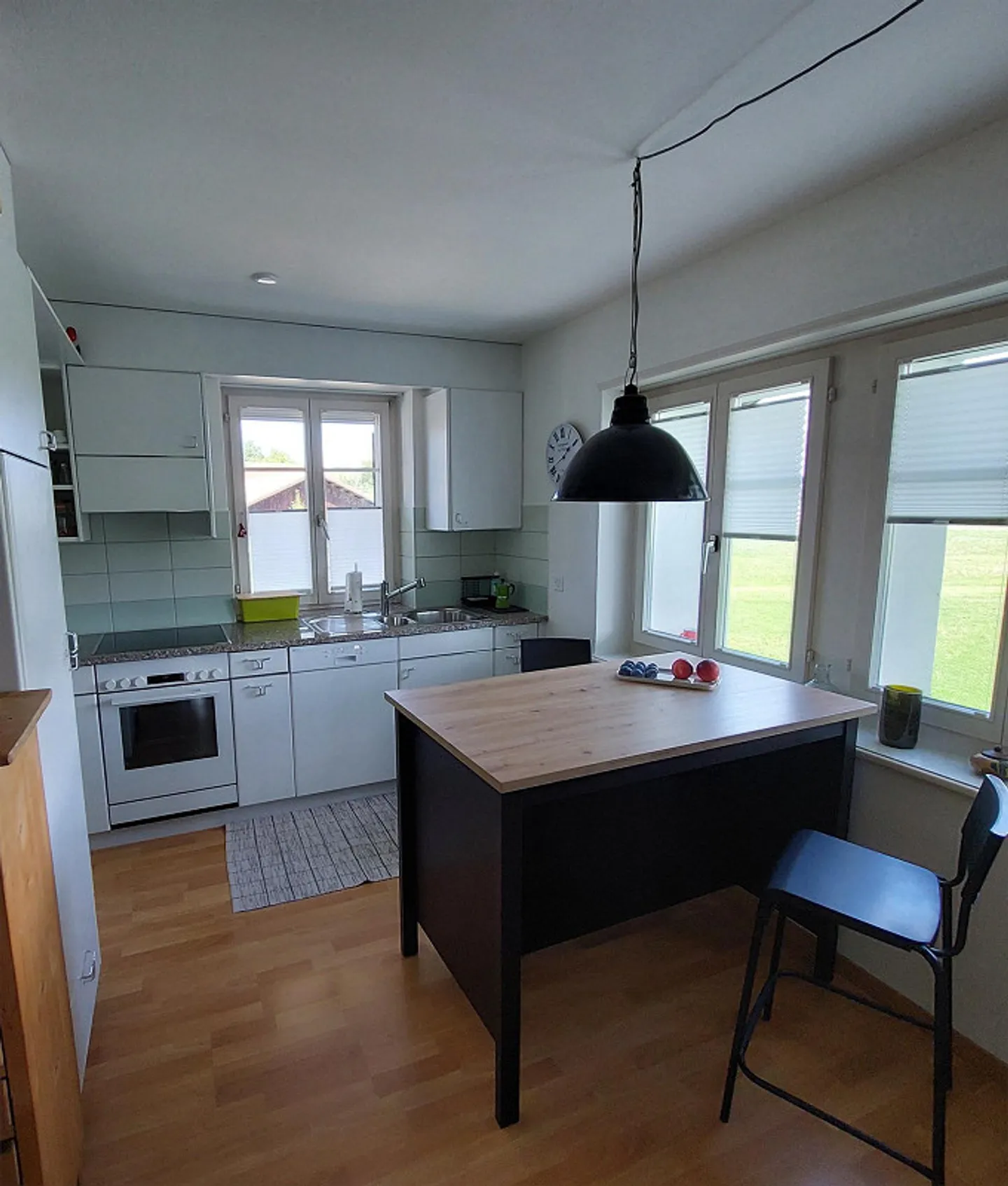 Sunny 3.5 Room Apartment with a View - Photo 2 of 8