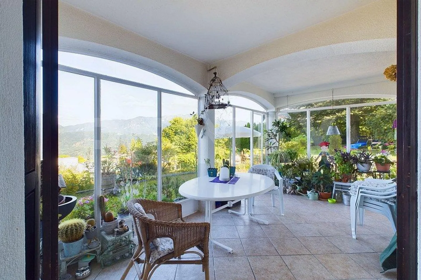 Elegant Villa with Lake View - Photo 8 of 13