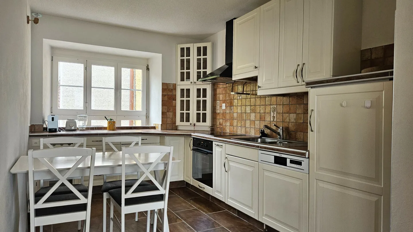 Attractive multi-family house with three residential units in the center of Glarus - interesting yield potential - Photo 10 of 17