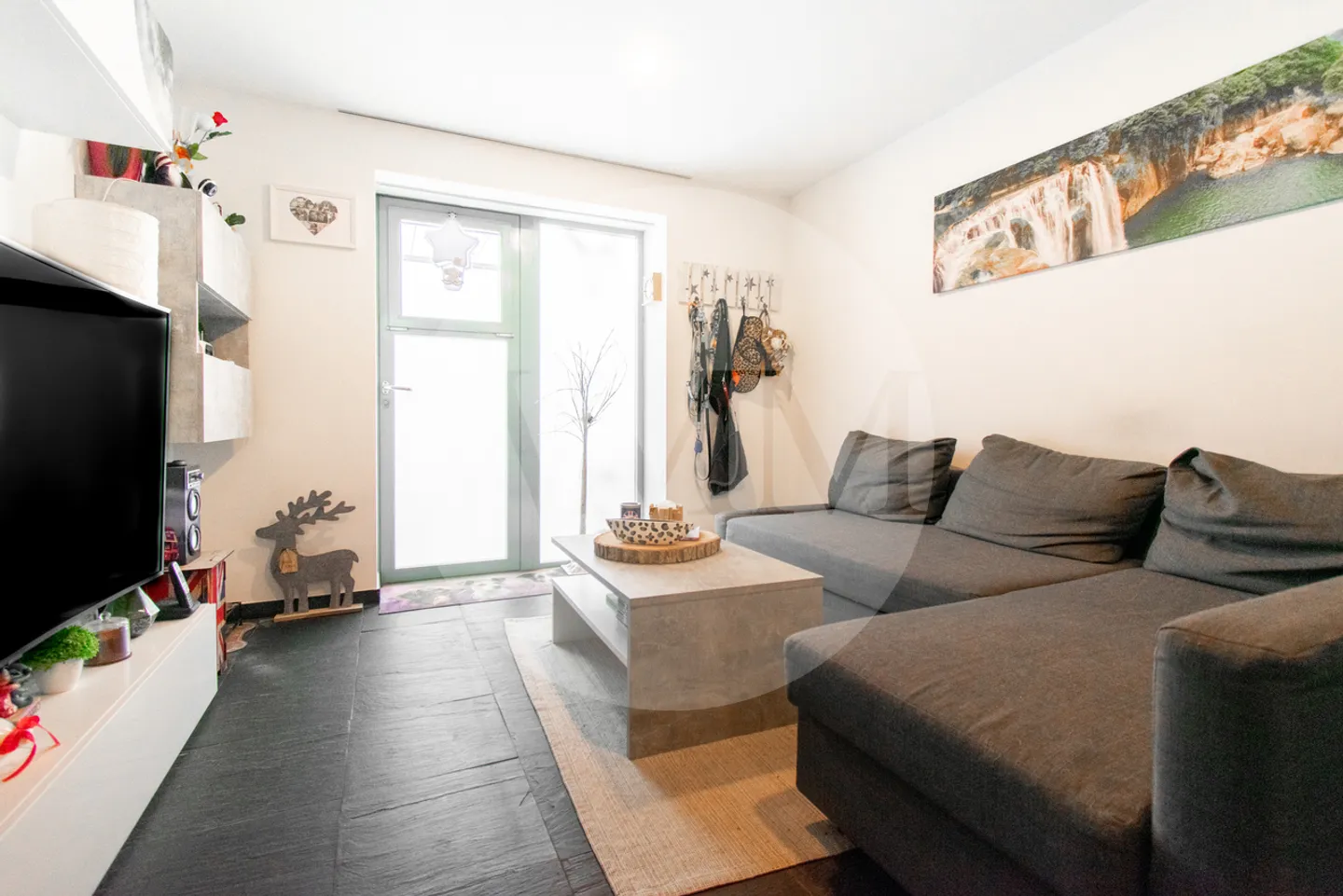 APPARTEMENT 3.5 PIÈCES DANS UN QUARTIER CALME ET BIEN SERVI - Photo 2 sur 9