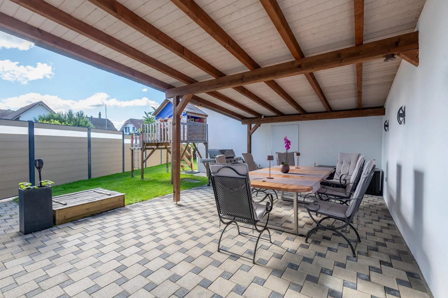 Spacious Family Home with Garden - Photo 10 of 13
