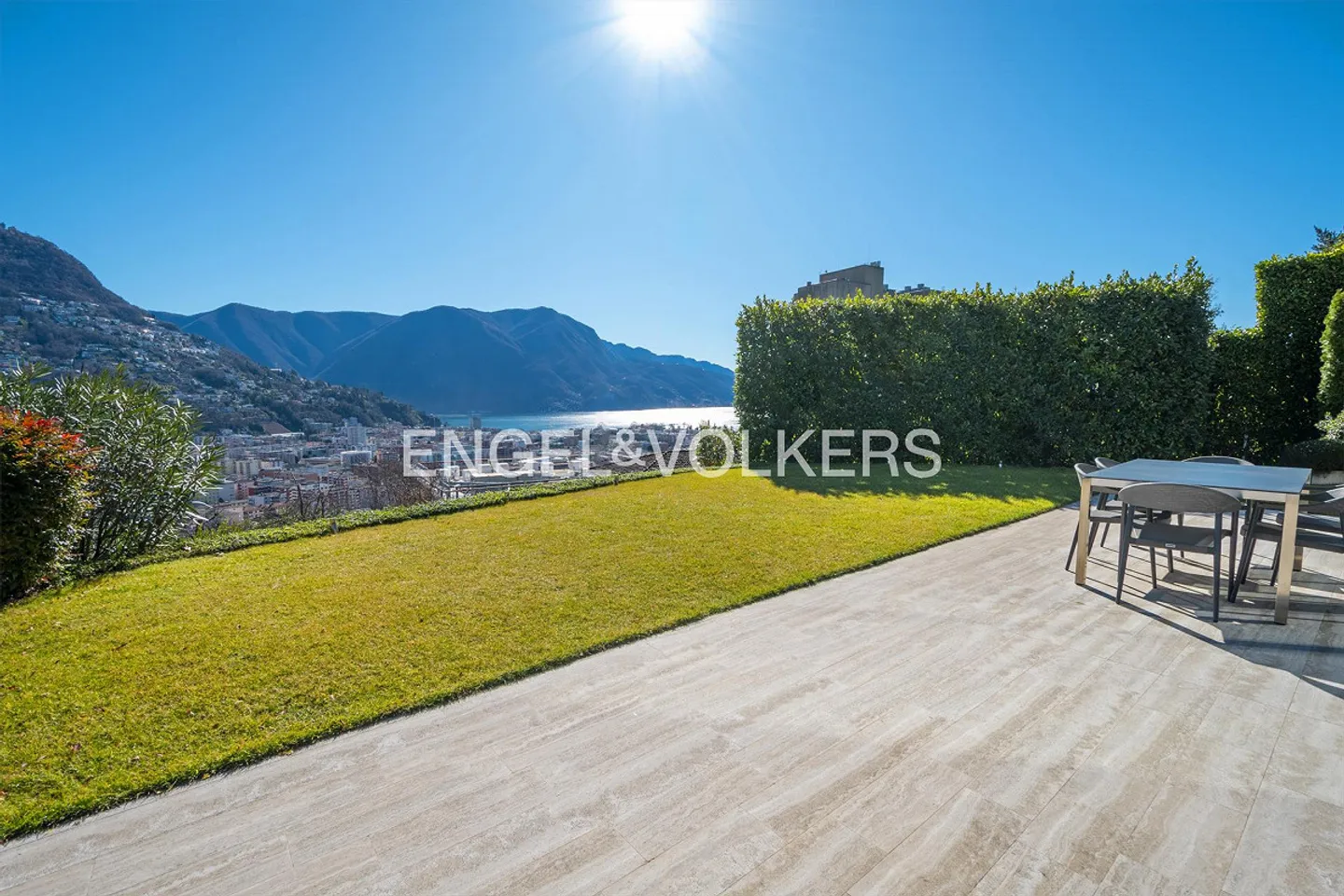 Appartamento prestigioso con giardino e vista lago - Foto 1 di 13