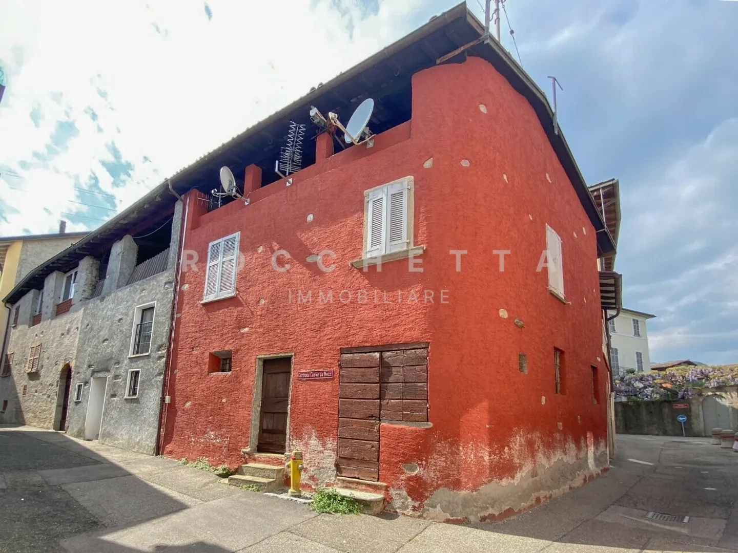 Characteristic Ticinese Multi-Family House with Private Courtyard - Photo 4 of 10