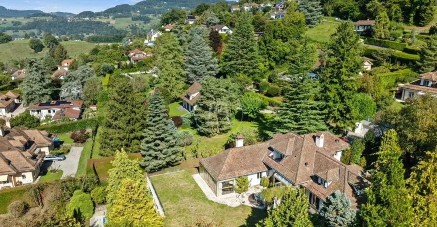 Charmante Immobilie zu renovieren, Aussicht und Innenpool in St-Légier - Foto 3 von 13