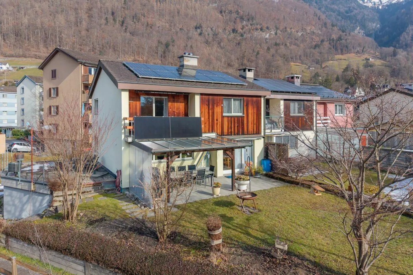 6.5-Room Corner House in a Quiet Residential Area - Photo 1 of 15