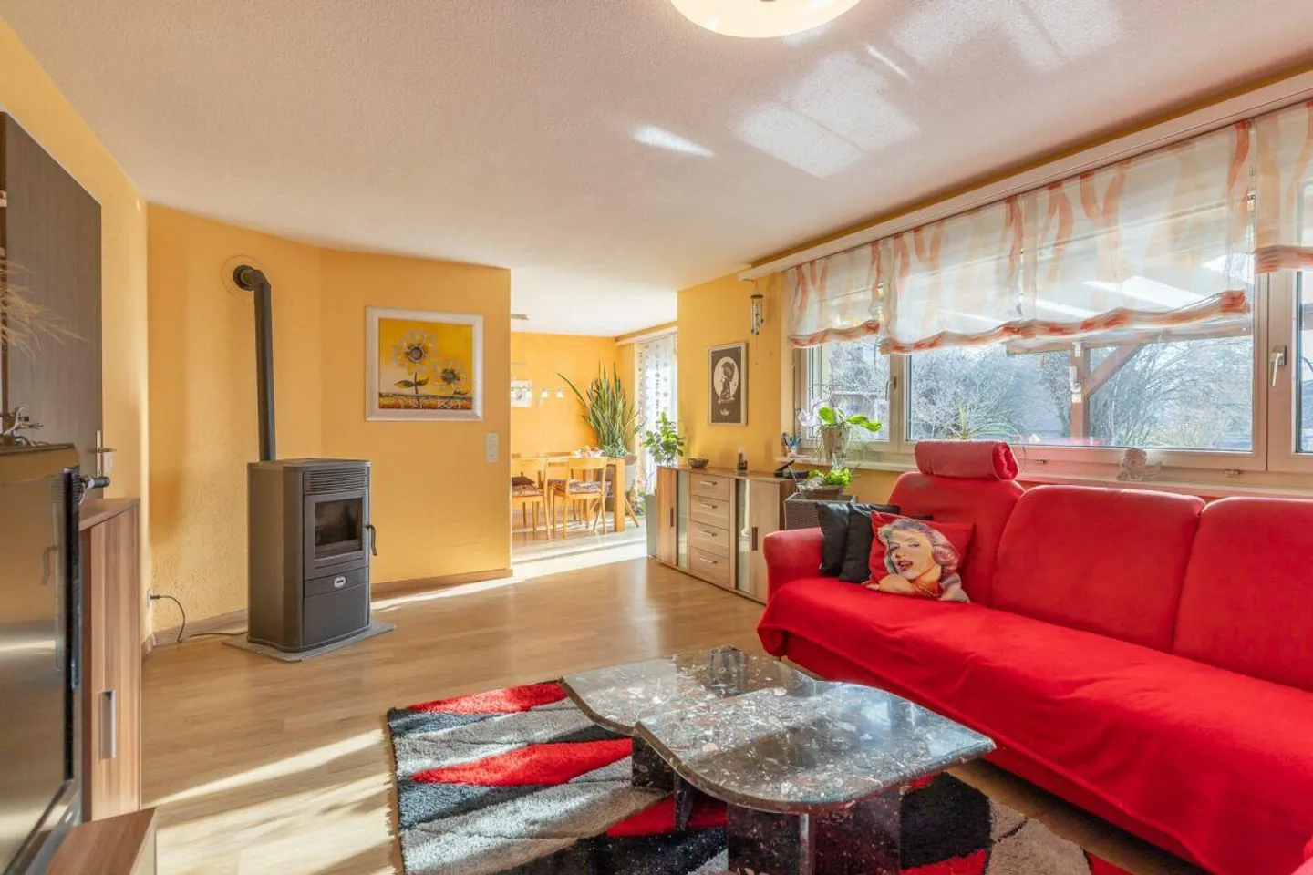 6.5-Room Corner House in a Quiet Residential Area - Photo 3 of 15