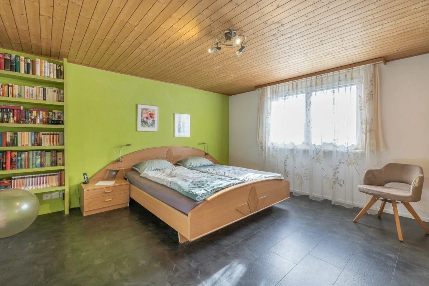 6.5-Room Corner House in a Quiet Residential Area - Photo 7 of 15