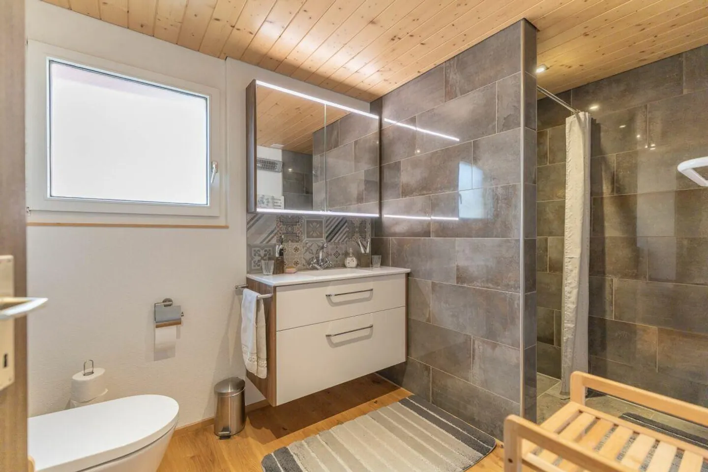 6.5-Room Corner House in a Quiet Residential Area - Photo 8 of 15