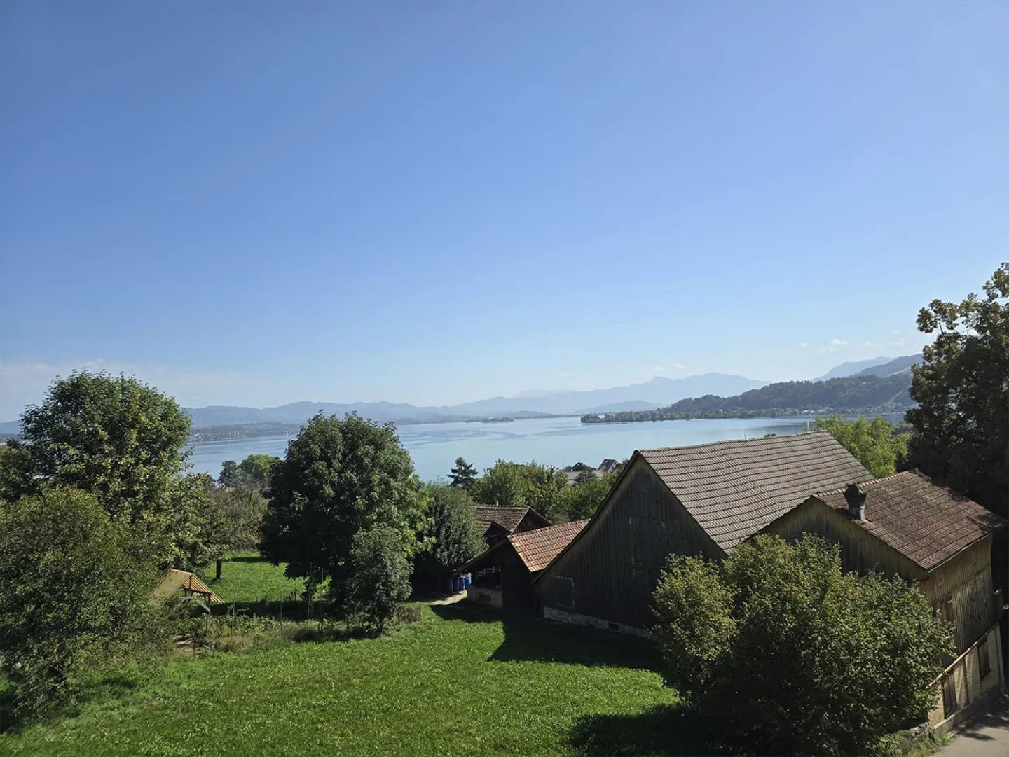 Maison individuelle de 6,5 pièces avec terrasse et vue sur le lac - Photo 2 sur 27