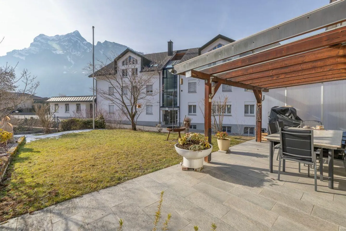 6.5-Room Corner House in a Quiet Residential Area - Photo 10 of 15