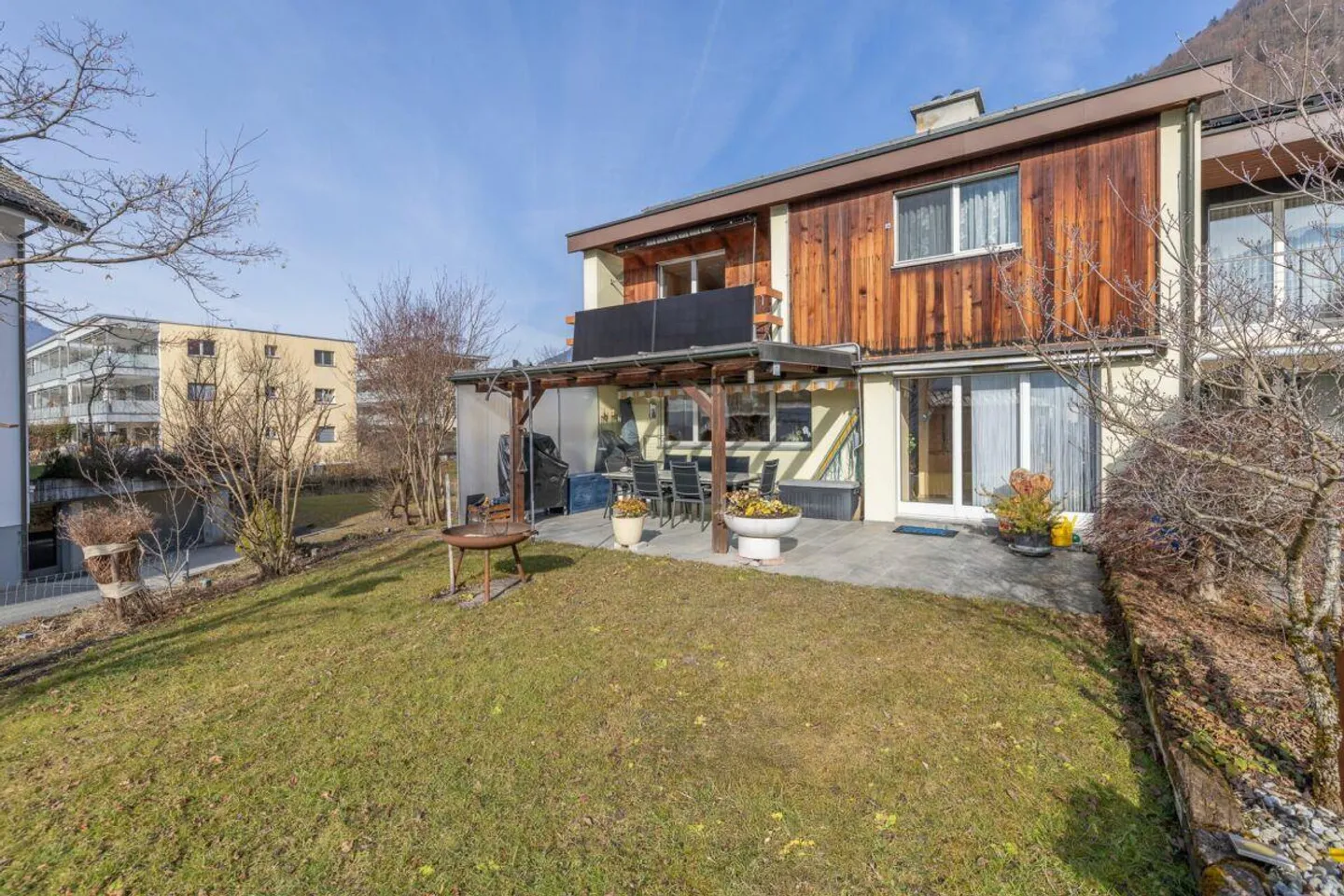 6.5-Room Corner House in a Quiet Residential Area - Photo 14 of 15