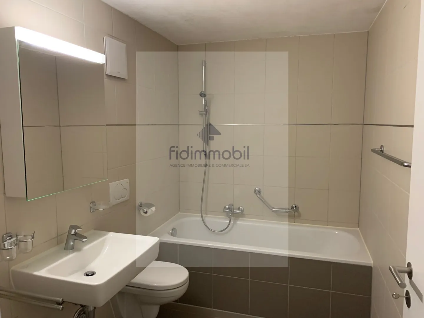 MAGNIFICENT APARTMENT CLOSE TO ALL AMENITIES - Photo 7 of 11