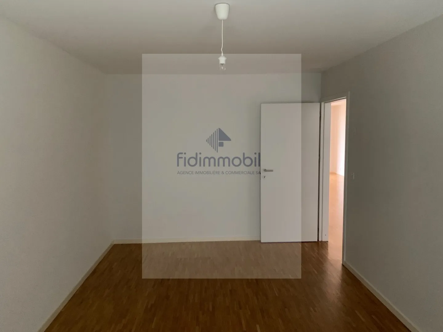 MAGNIFICENT APARTMENT CLOSE TO ALL AMENITIES - Photo 5 of 11