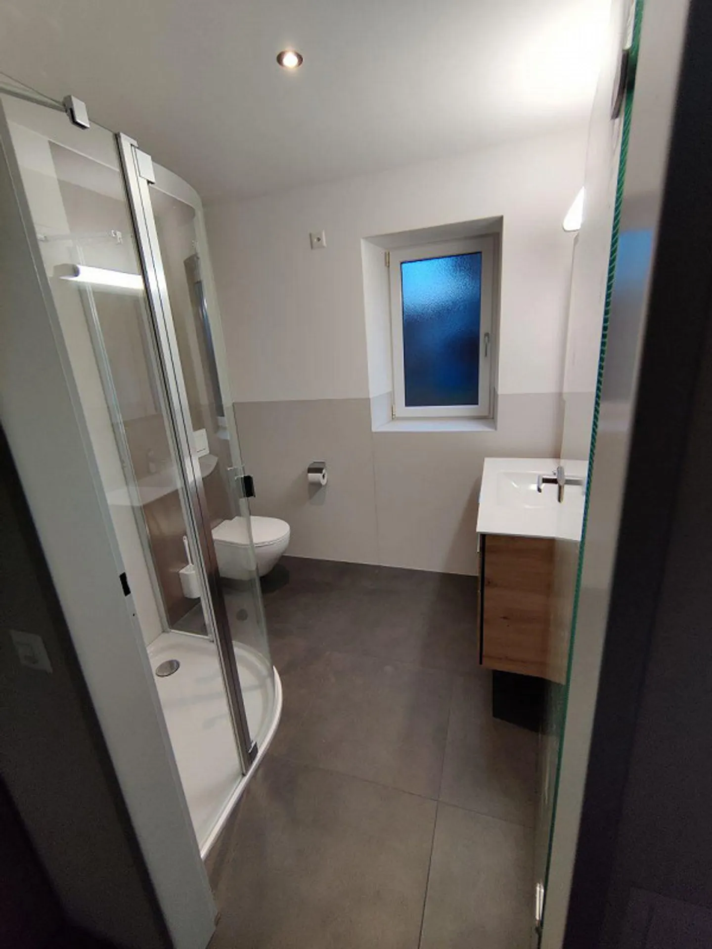 Appartement spacieux de 1,5 pièce avec cheminée et coin jardin - Photo 3 sur 6