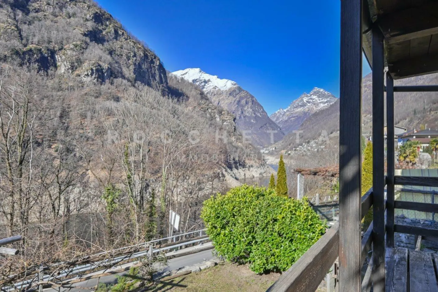 Un Bijou verzaschese sulle sponde del Lago di Vogorno - Foto 7 di 14