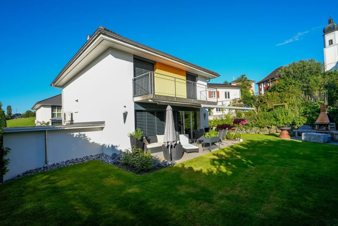 Grosszügiges Einfamilienhaus mit wunderbarer Besonnung - Foto 1 von 12