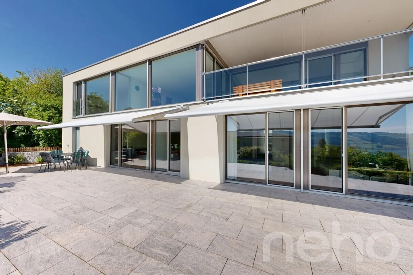 Maison individuelle moderne avec vue sur le lac, terrasse et beaucoup de confort - Photo 2 sur 13