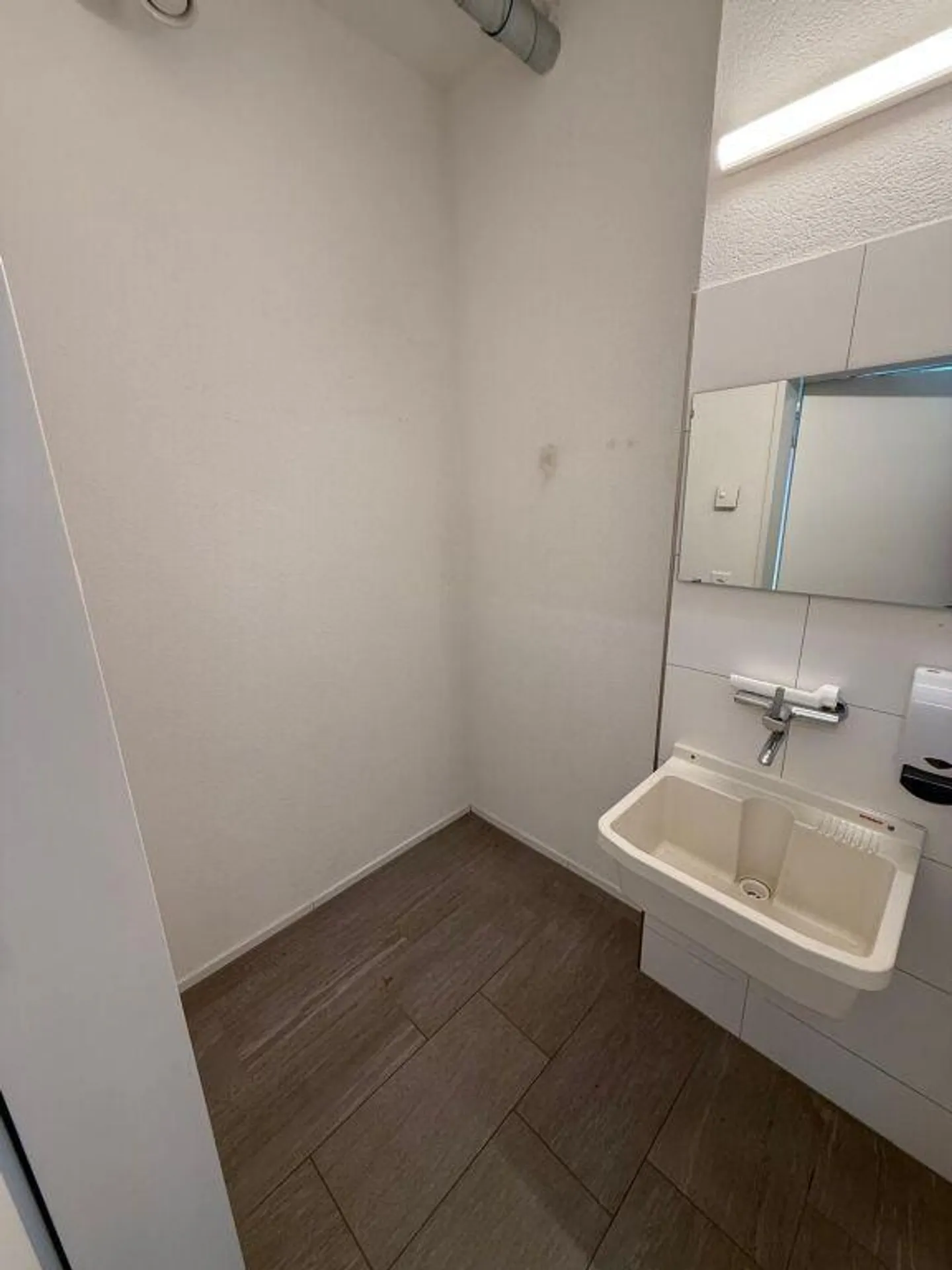 Espaces de vente, Feuerthalen - Espace commercial moderne avec options d'extension - Photo 6 sur 11