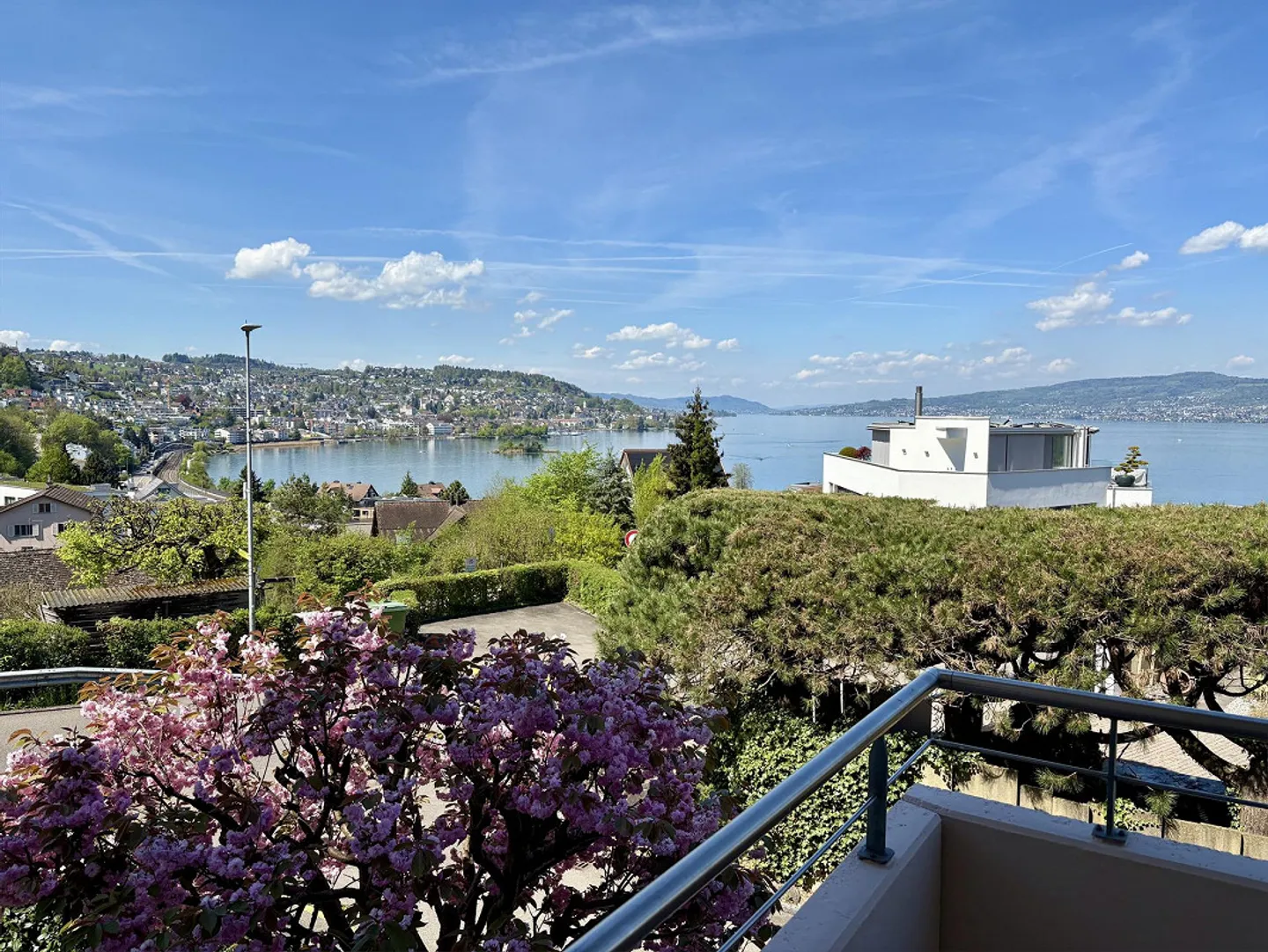 Appartamento elegante di 4,5 stanze con vista mozzafiato sul lago - Foto 1 di 12