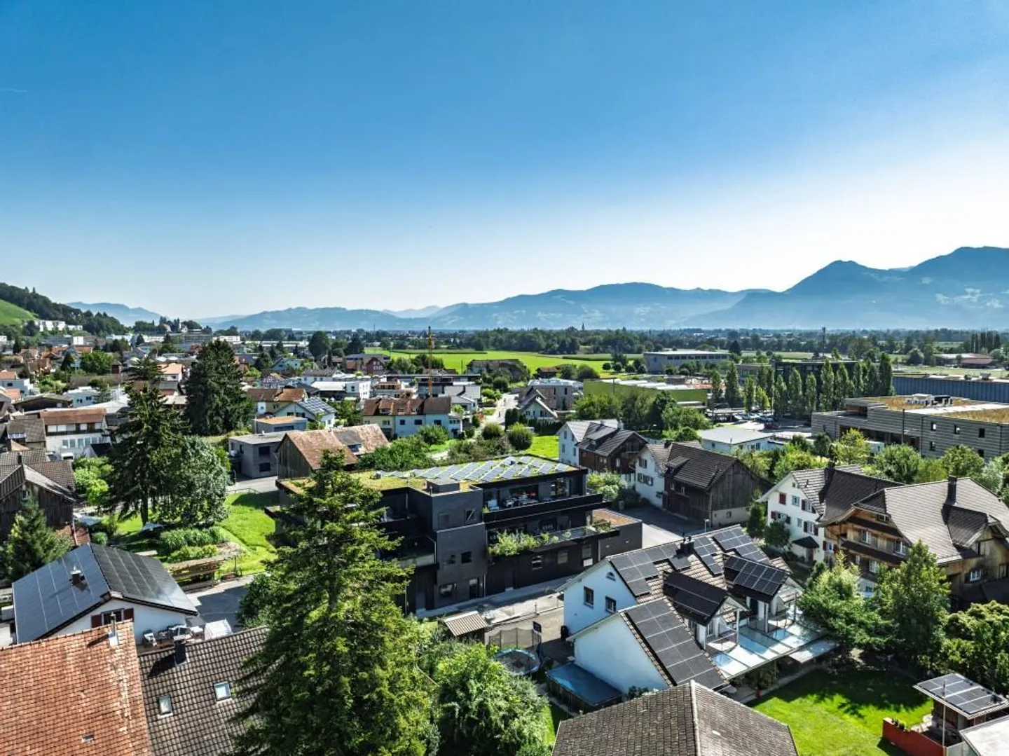 Ampio appartamento attico di 5,5 locali con vista sulle montagne - Foto 5 di 16