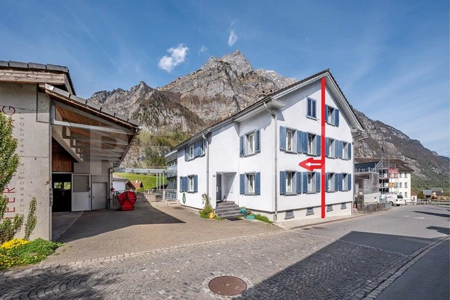 Residential building with workshop and garages - Photo 1 of 13