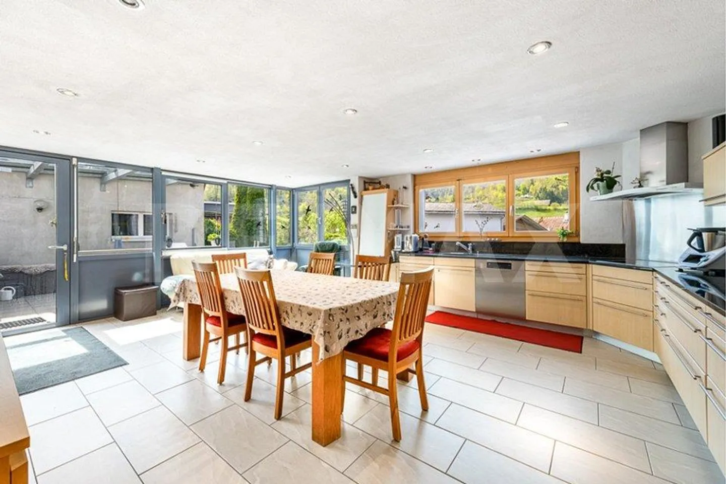 Residential building with workshop and garages - Photo 4 of 13