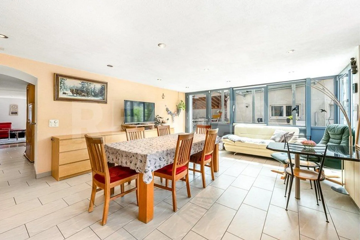 Residential building with workshop and garages - Photo 5 of 13