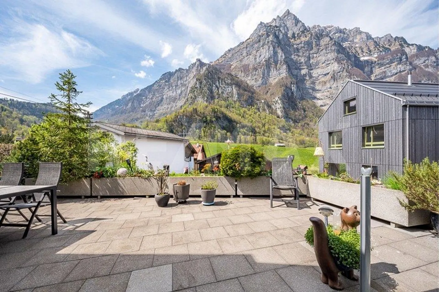 Residential building with workshop and garages - Photo 7 of 13