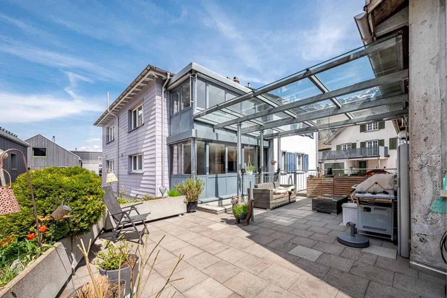 Residential building with workshop and garages - Photo 8 of 13