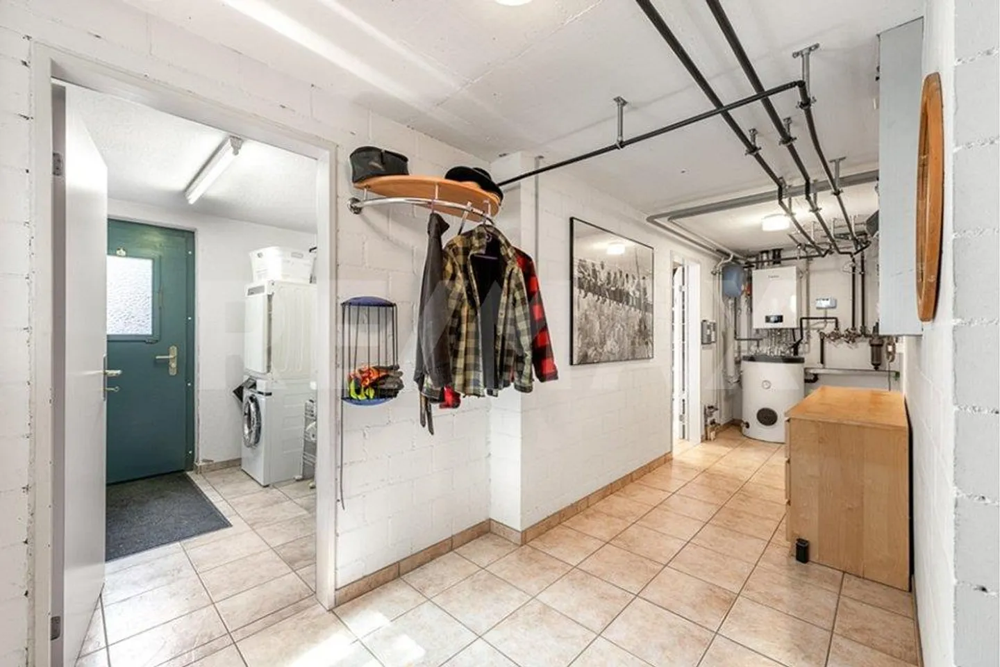 Residential building with workshop and garages - Photo 9 of 13