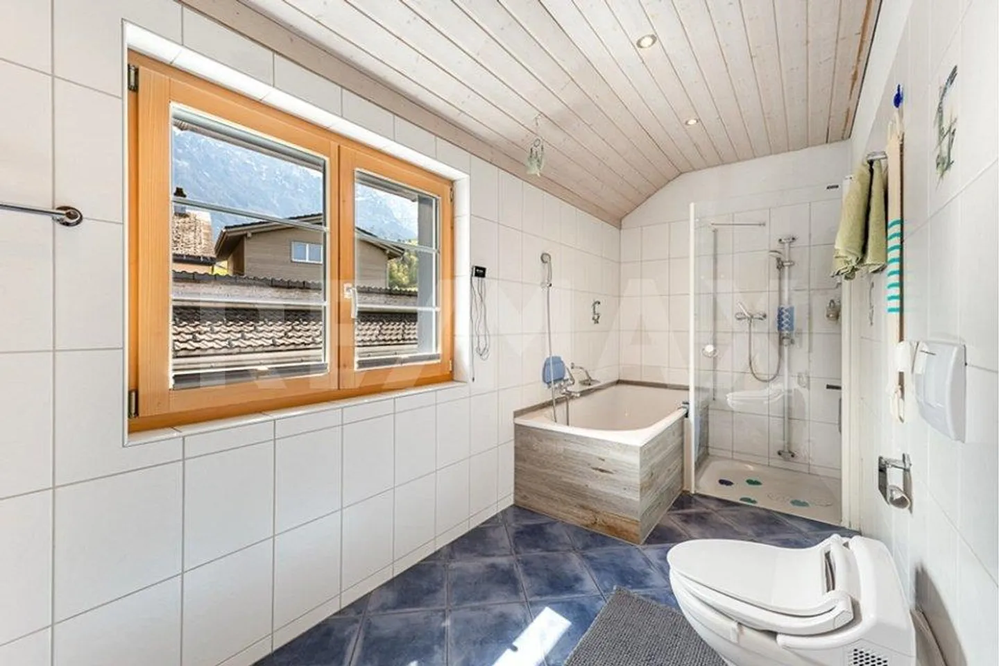 Residential building with workshop and garages - Photo 11 of 13