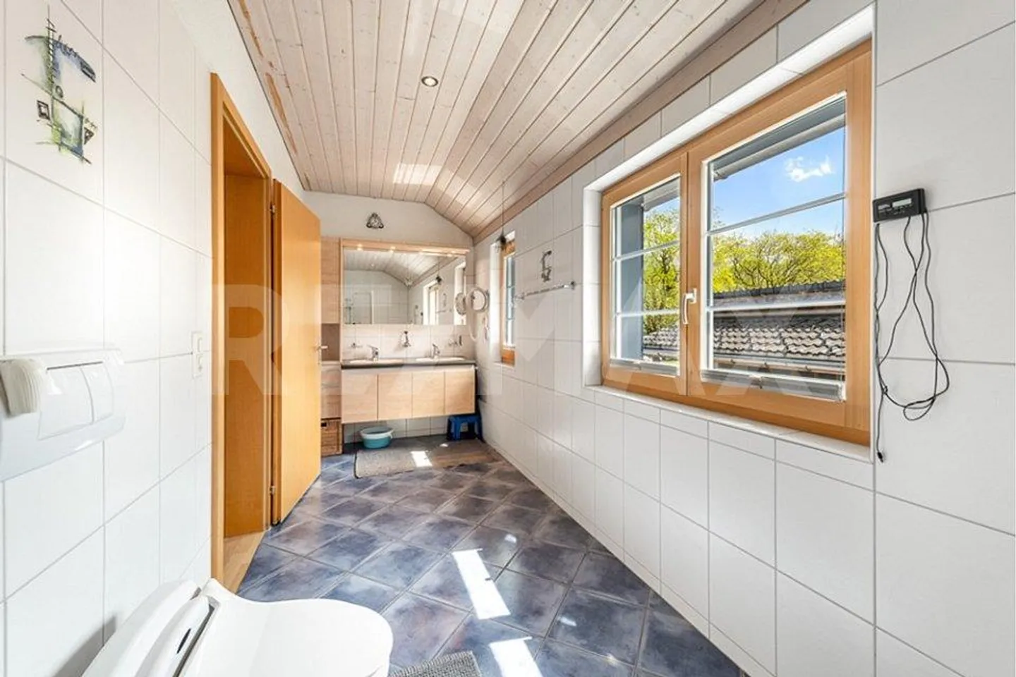 Residential building with workshop and garages - Photo 12 of 13