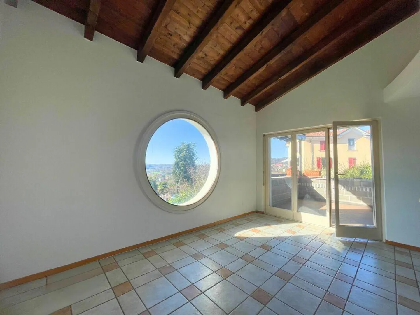 Interessantes Einfamilienhaus mit unabhängigem Apartment und Garten - Foto 1 von 11