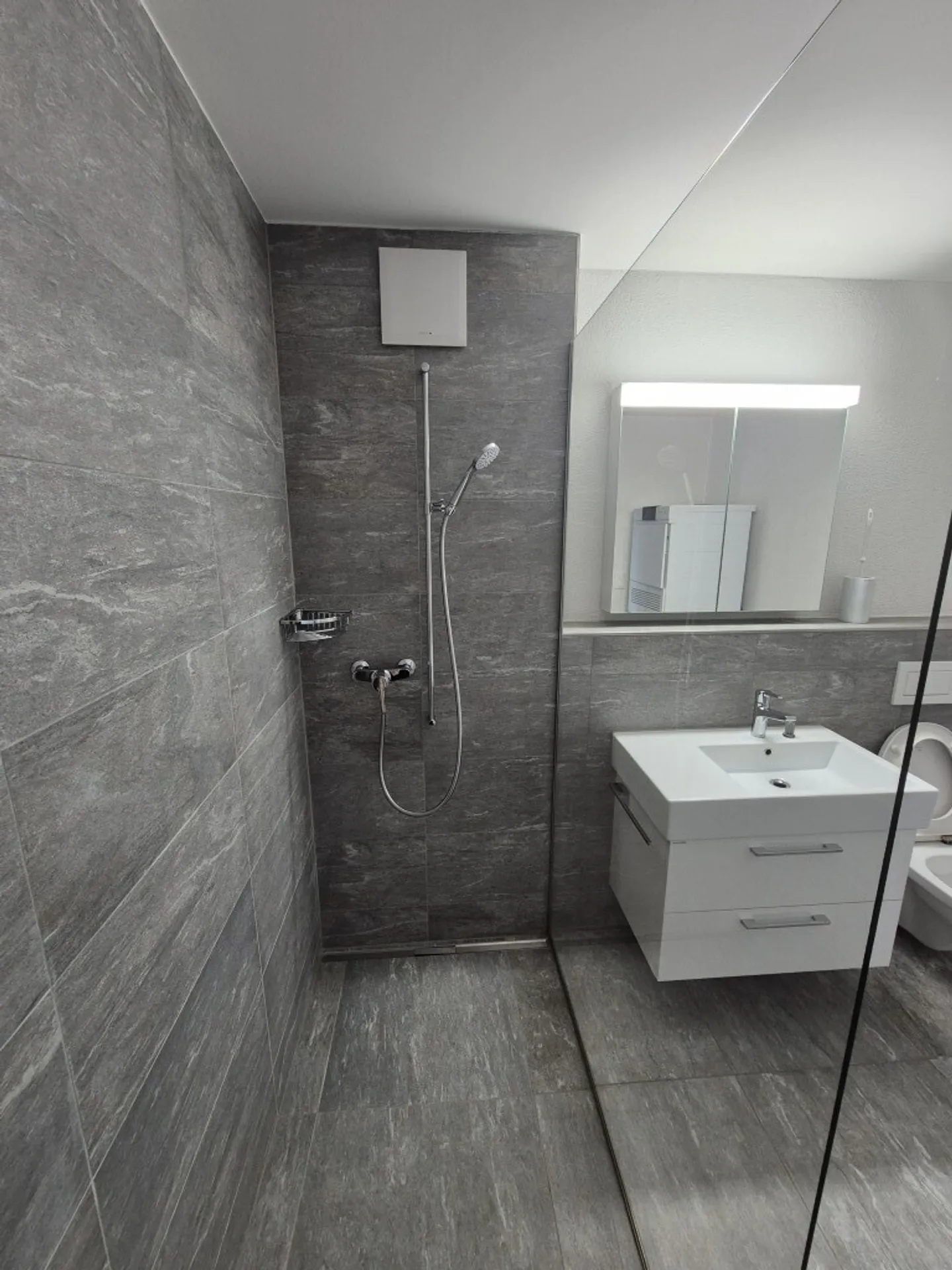 Un appartement moderne de 2,5 pièces dans un emplacement attrayant à Bahnhofstrasse 41a à Burgdorf vous attend - Photo 4 sur 8