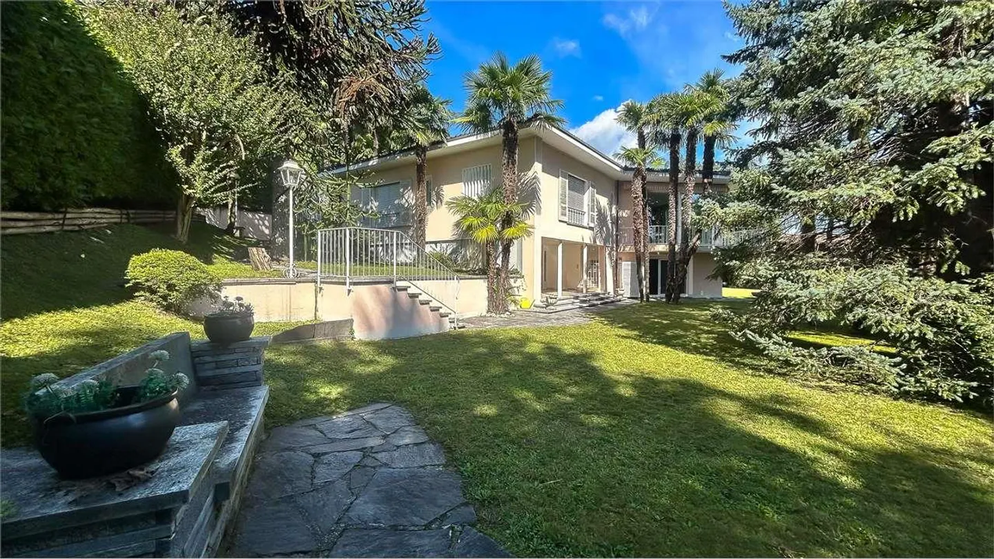 INDEPENDENT VILLA WITH POOL AND DEPENDANCE - Photo 1 of 13