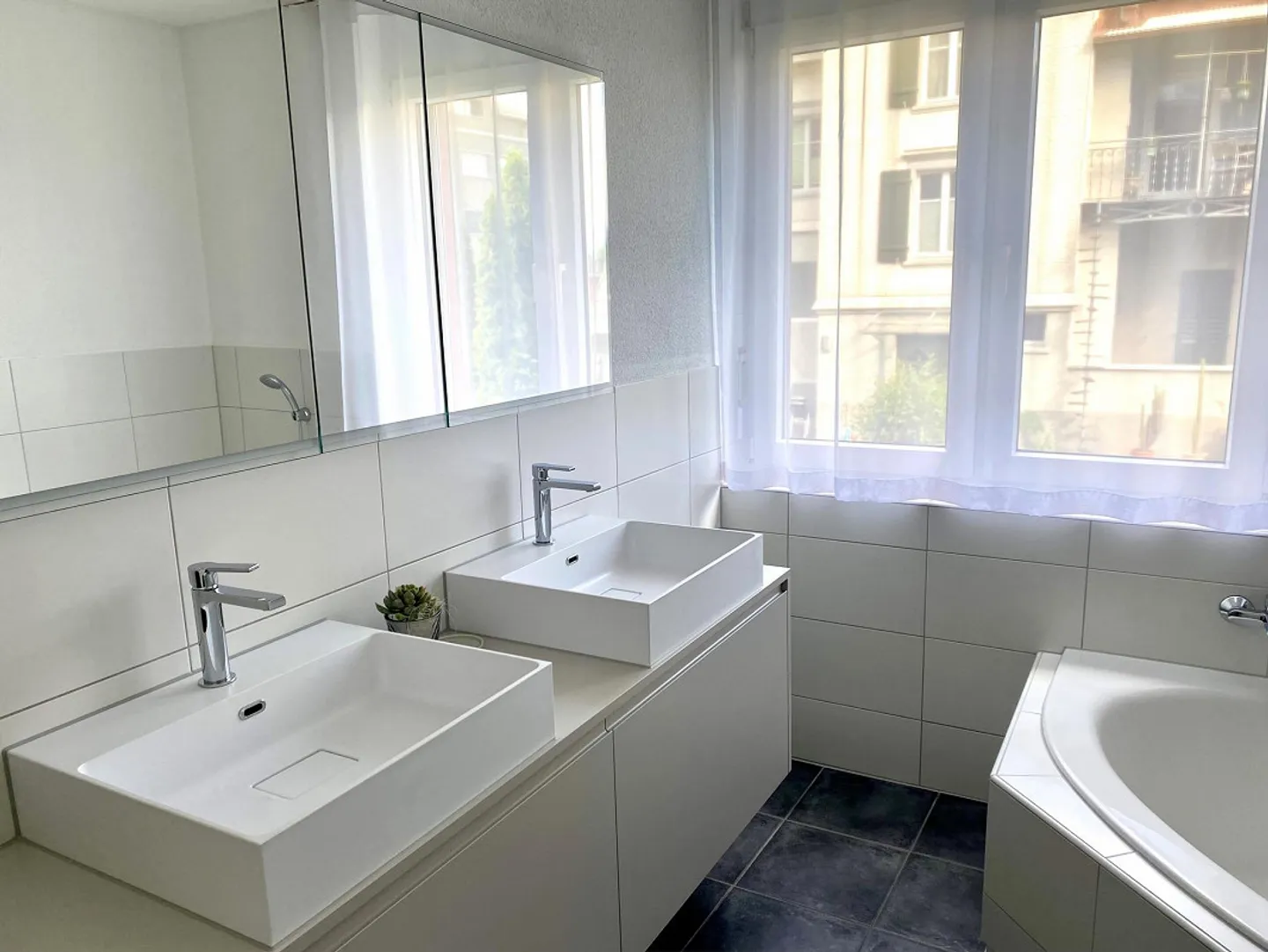 Appartamento di 4,5 stanze al piano terra con giardino privato - Foto 8 di 11