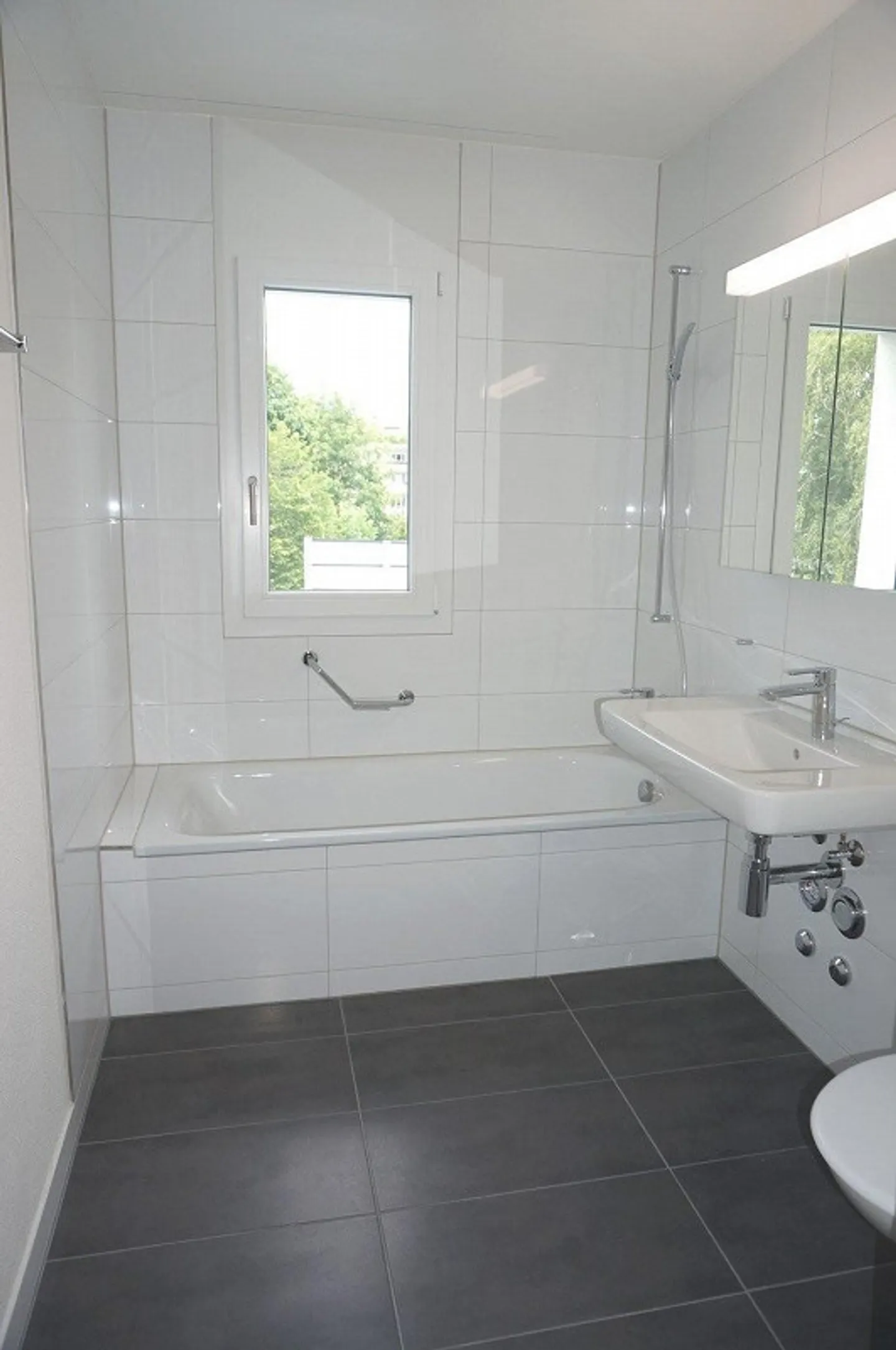 Appartamento moderno e molto grande di 4,5 locali con balcone di 15m2 - Foto 5 di 8