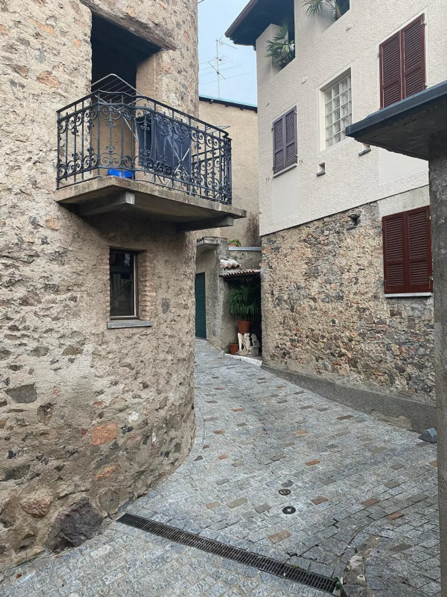Carona – Charming house in the historic center renovated with garage, ideal also as an investment - Photo 4 of 15