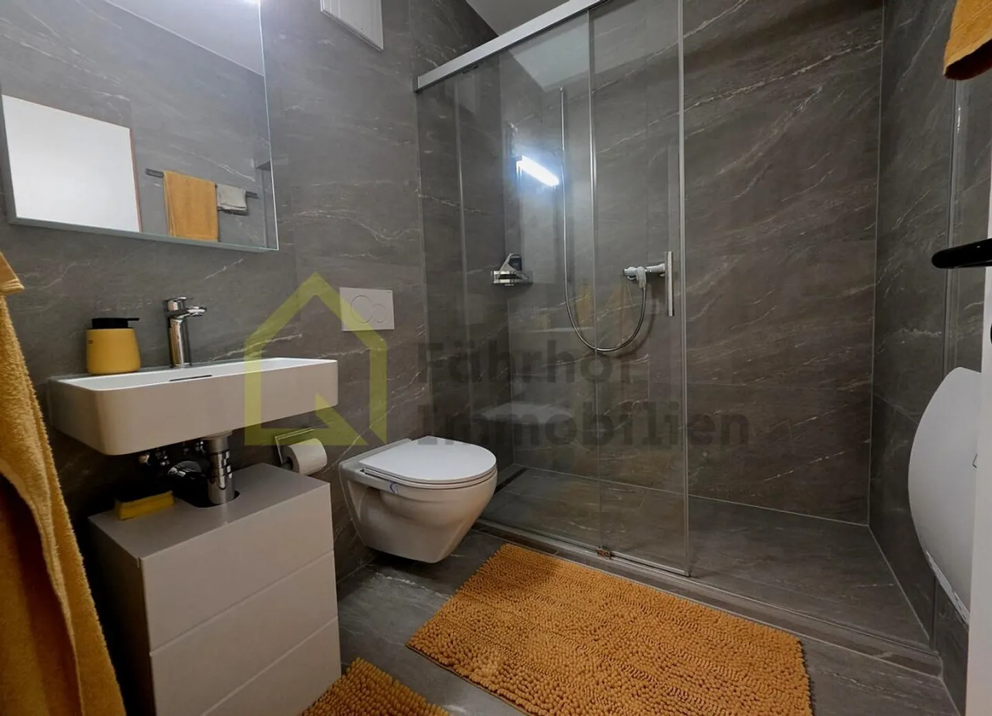 Appartement 2,5 pièces avec ascenseur et deux balcons au bord du lac Majeur - Photo 2 sur 15