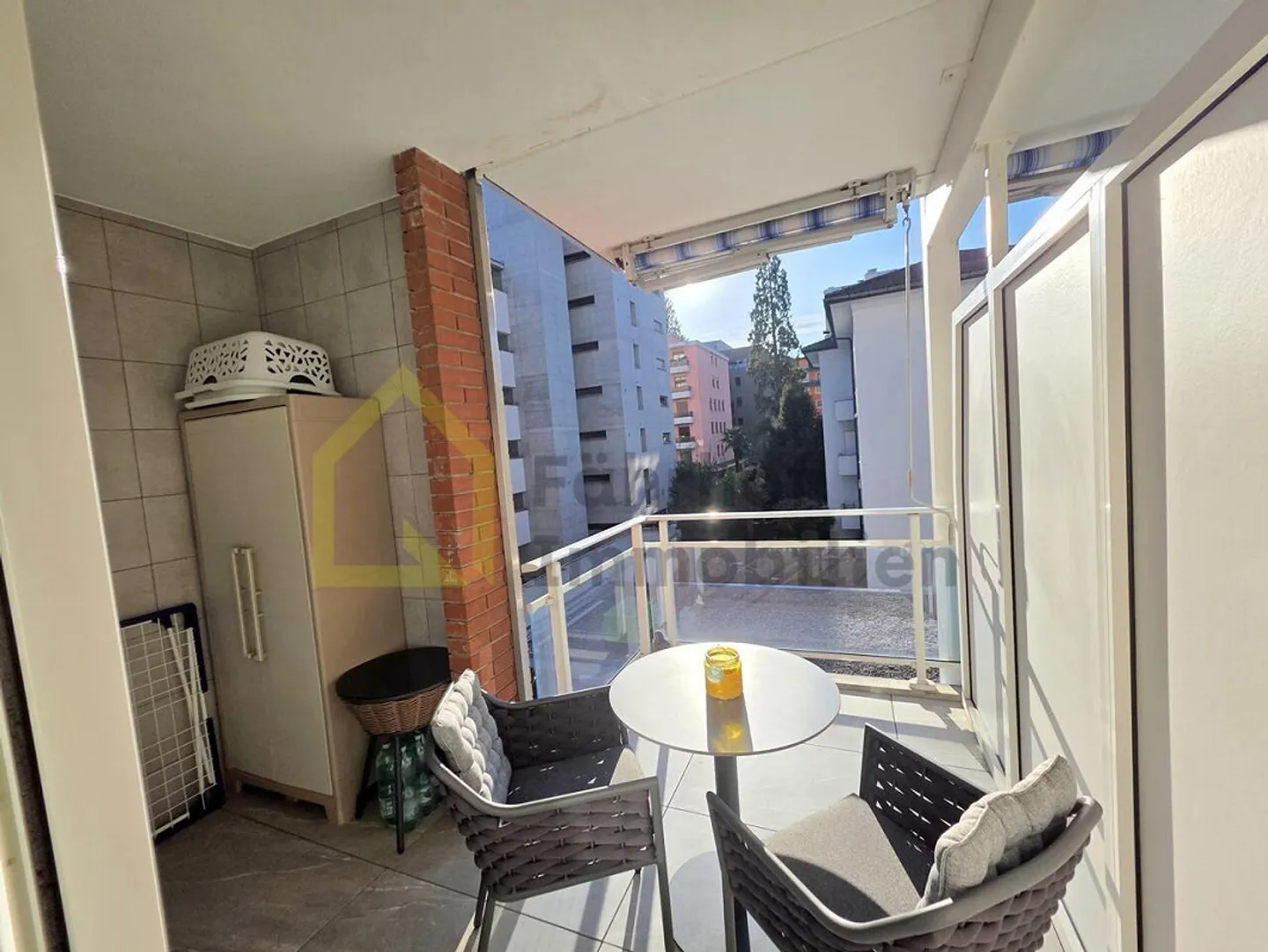 Appartement 2,5 pièces avec ascenseur et deux balcons au bord du lac Majeur - Photo 10 sur 15