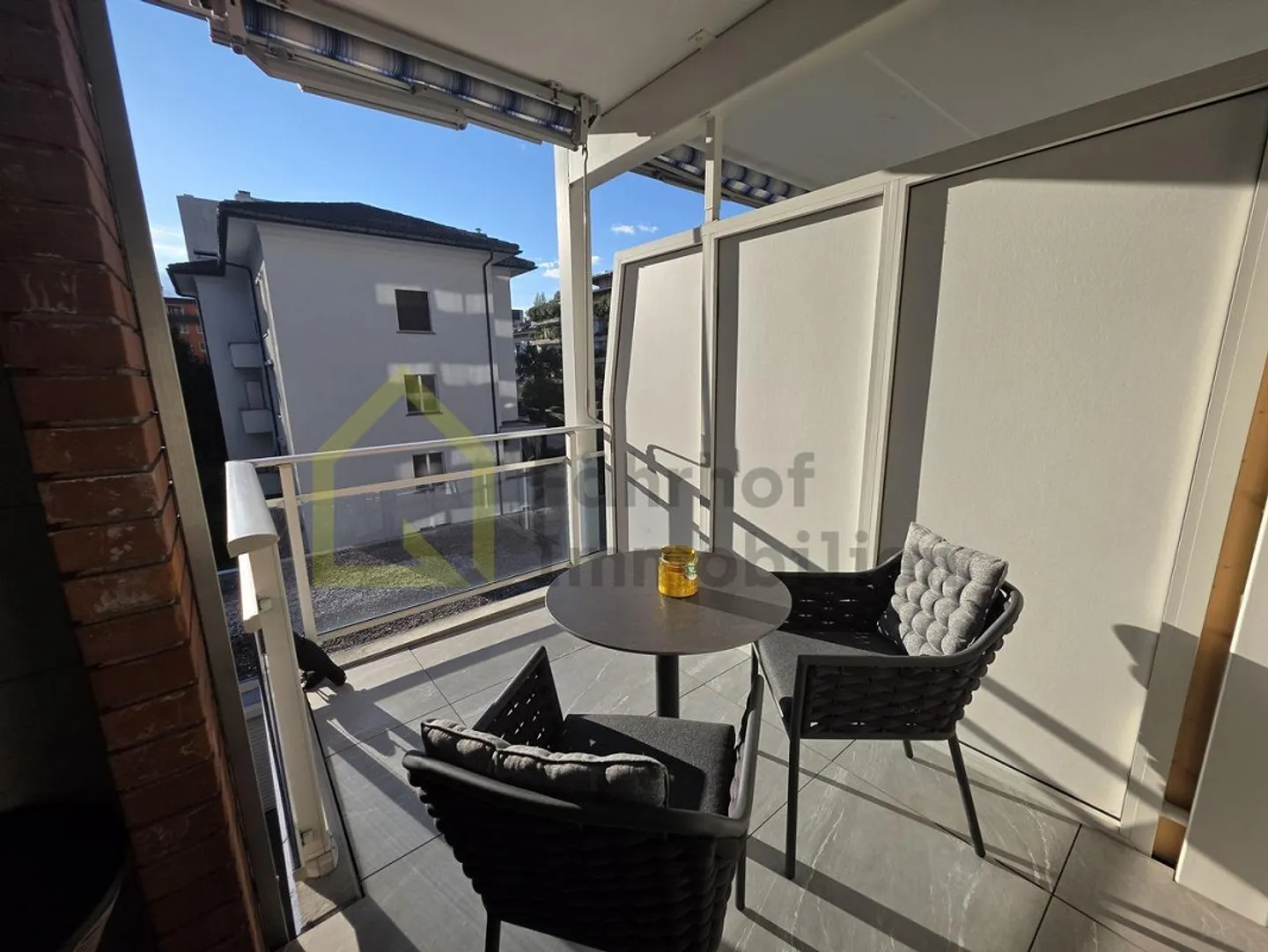 Appartement 2,5 pièces avec ascenseur et deux balcons au bord du lac Majeur - Photo 11 sur 15